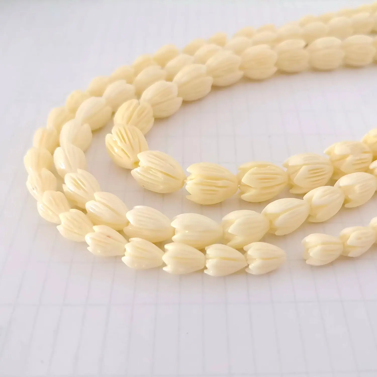 Perle de fleur de Lei hawaïenne vintage sculptée en résine ivoire Pikake Bead Strand