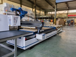 Caricamento automatico ATC Cnc Router di nidificazione macchina Cnc per il pannello di legno mobili taglio e incisione