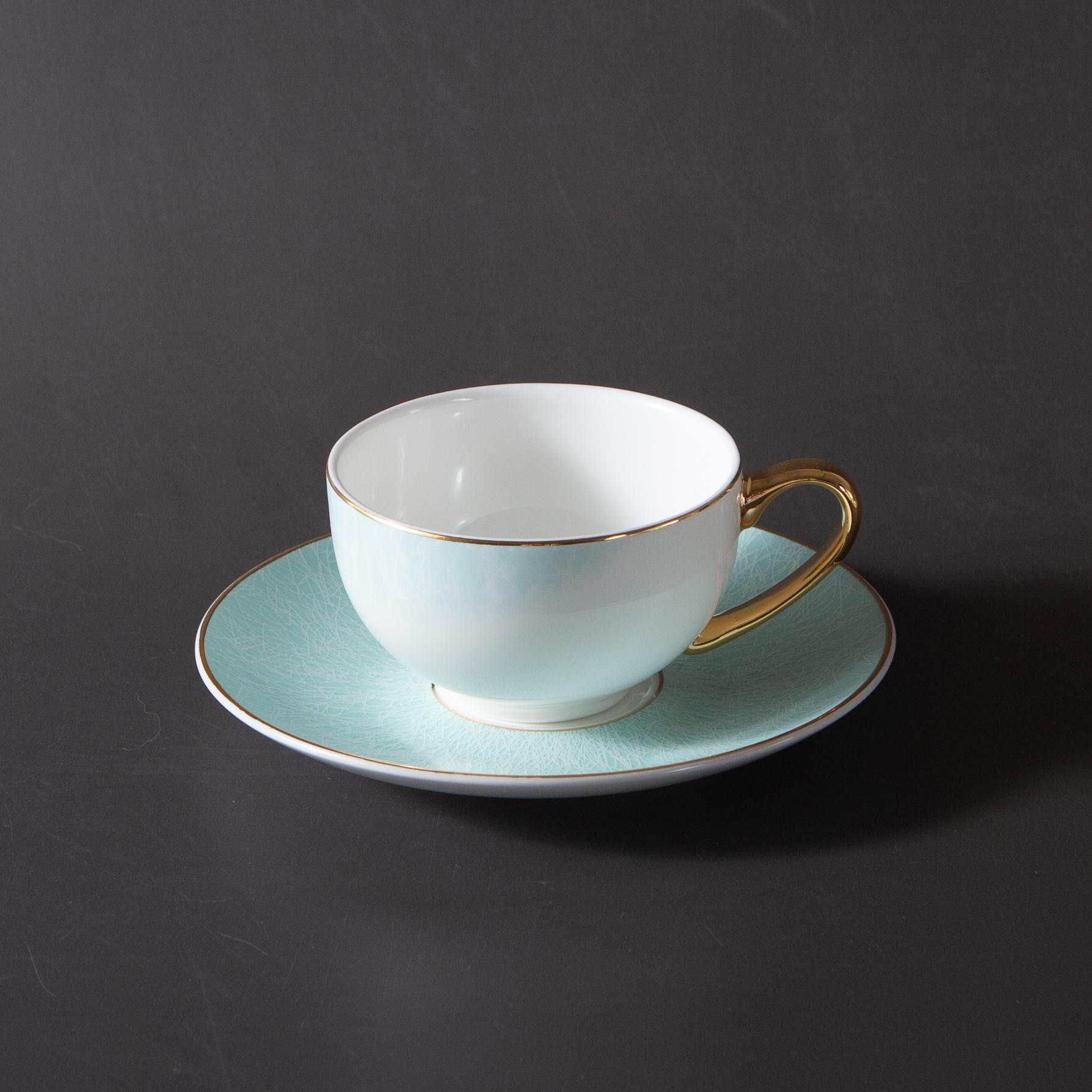 ถ้วยน้ำมาพร้อมกับจาน