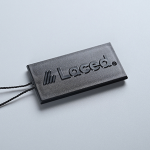 Etiquetas de plástico en relieve personalizadas para ropa - Product Image 1