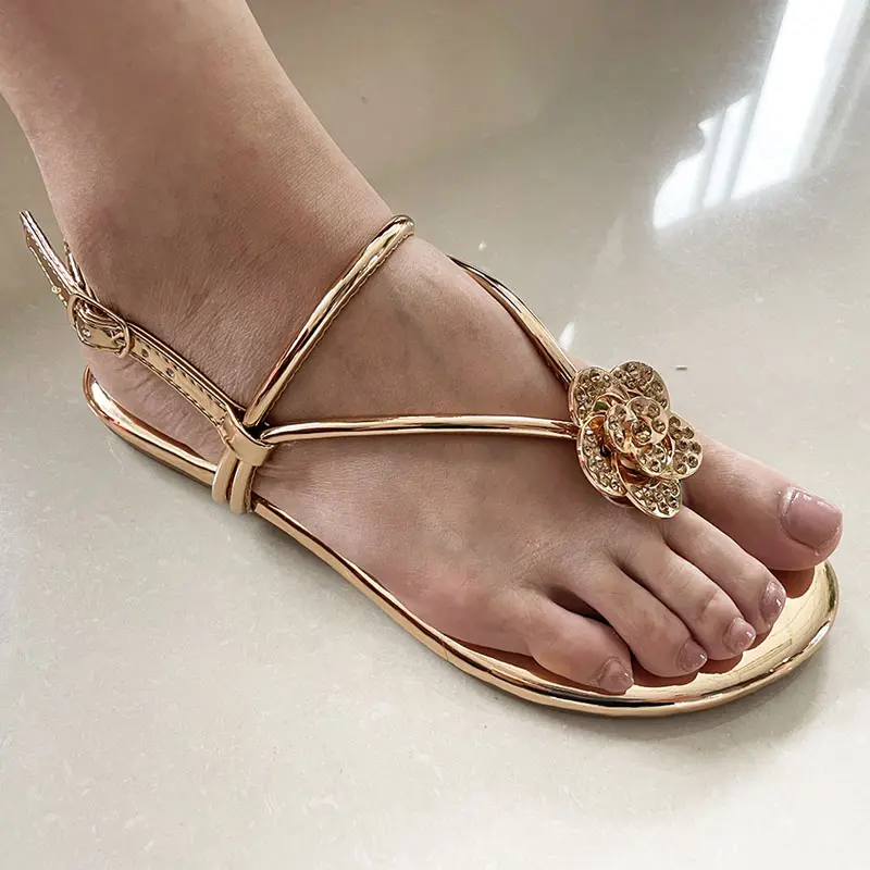 Sandalias planas de lujo con hebilla para mujer, zapatos de metal dorado con flores y diamantes de imitación a la moda, novedad de 2022