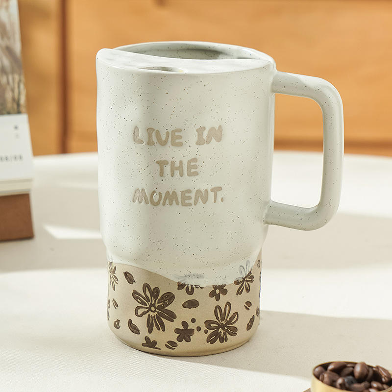 ดอกเบญจมาศที่ปิดกั้นถ้วยดินเผาปากกว้าง