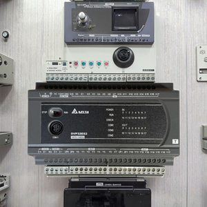 デルタDVP32Es200T PLC & PACコントローラ16入力/出力拡張モジュール産業用制御HMI RS485 - Product Image 1