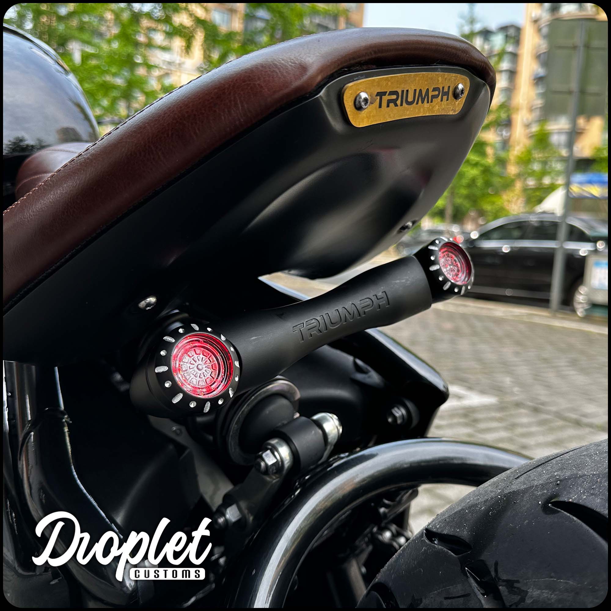 Pétalos en forma de T, luz trasera recta.