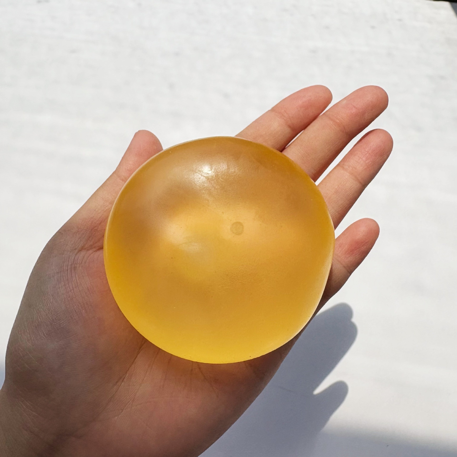 Boule jaune de 6 cm en pétrole jaune, faite à la main.