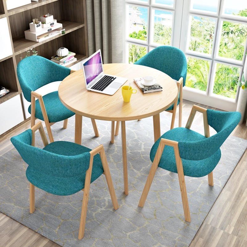Juego de 4 sillas de tela color azul pavo real + mesa redonda de 80 cm color madera.