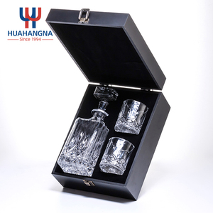 Premium 25Oz kare cam viski sürahisi seti ahşap hediye kutusu şarap için <span class=keywords><strong>2</strong></span> gözlük iskoç viskisi ile el işi
