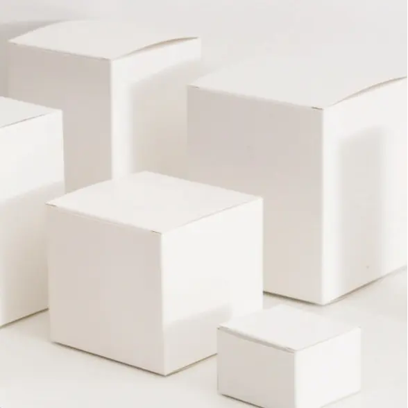 पूरे बैच बिक्री स्टॉक रिक्त क्राफ्ट पेपर त्वचा की देखभाल के उत्पाद पैकेजिंग सामान्य सफेद वर्ग बॉक्स अनुकूलित किया जा सकता मुद्रण