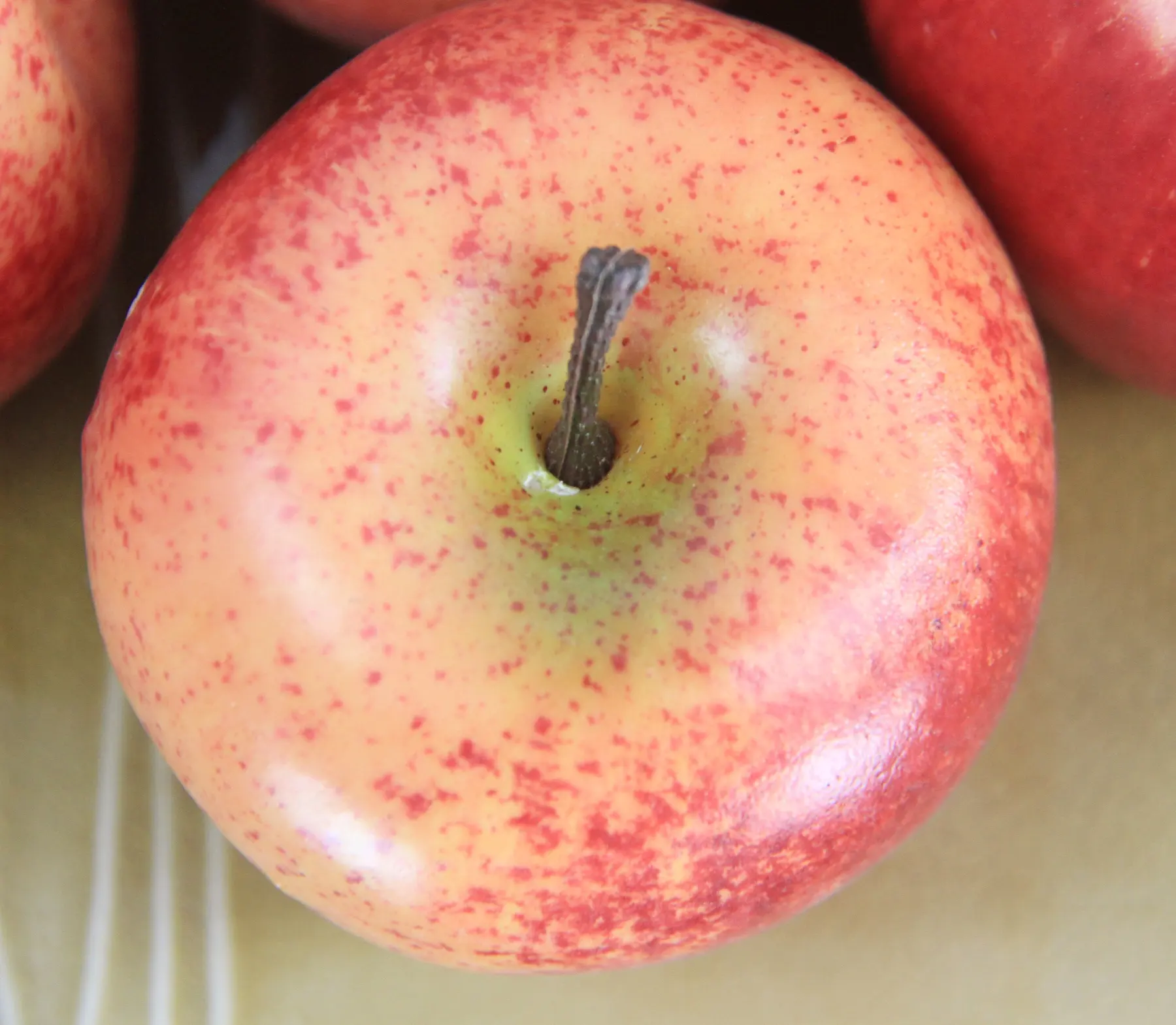 شكل تفاحة الفواكه الاصطناعية مصنوع من فوم تفاح الملون