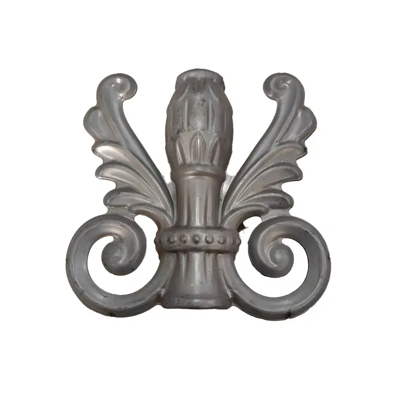 Ornements décoratifs de porte en fer forgé Ornements de porte en fer estampé utilisés pour les éléments de porte en fer