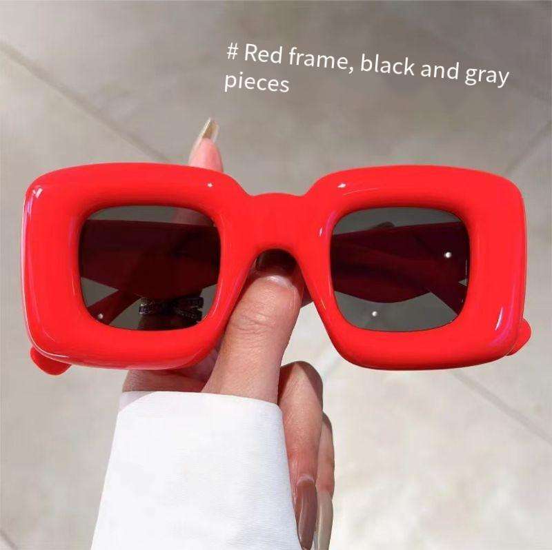 Hoja negra y gris con marco rojo.