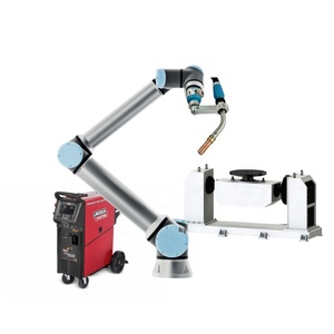 Profession eller Agent Cobot Universal Robot UR20 und Roboter-Ersatzteil-Integrator-Greifer und FTF als mobile Handhabung ausrüstung