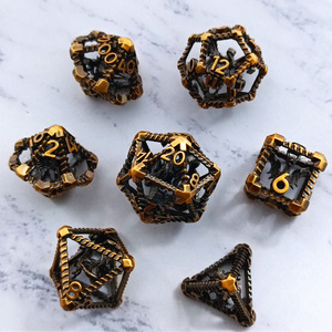 7 parça çokyüzlü metal zar seti D4 D6 D8 D10 D12 D20 RPG zar seti oyunu pano malzemesi dnd hollow metal zar seti - Product Image 1
