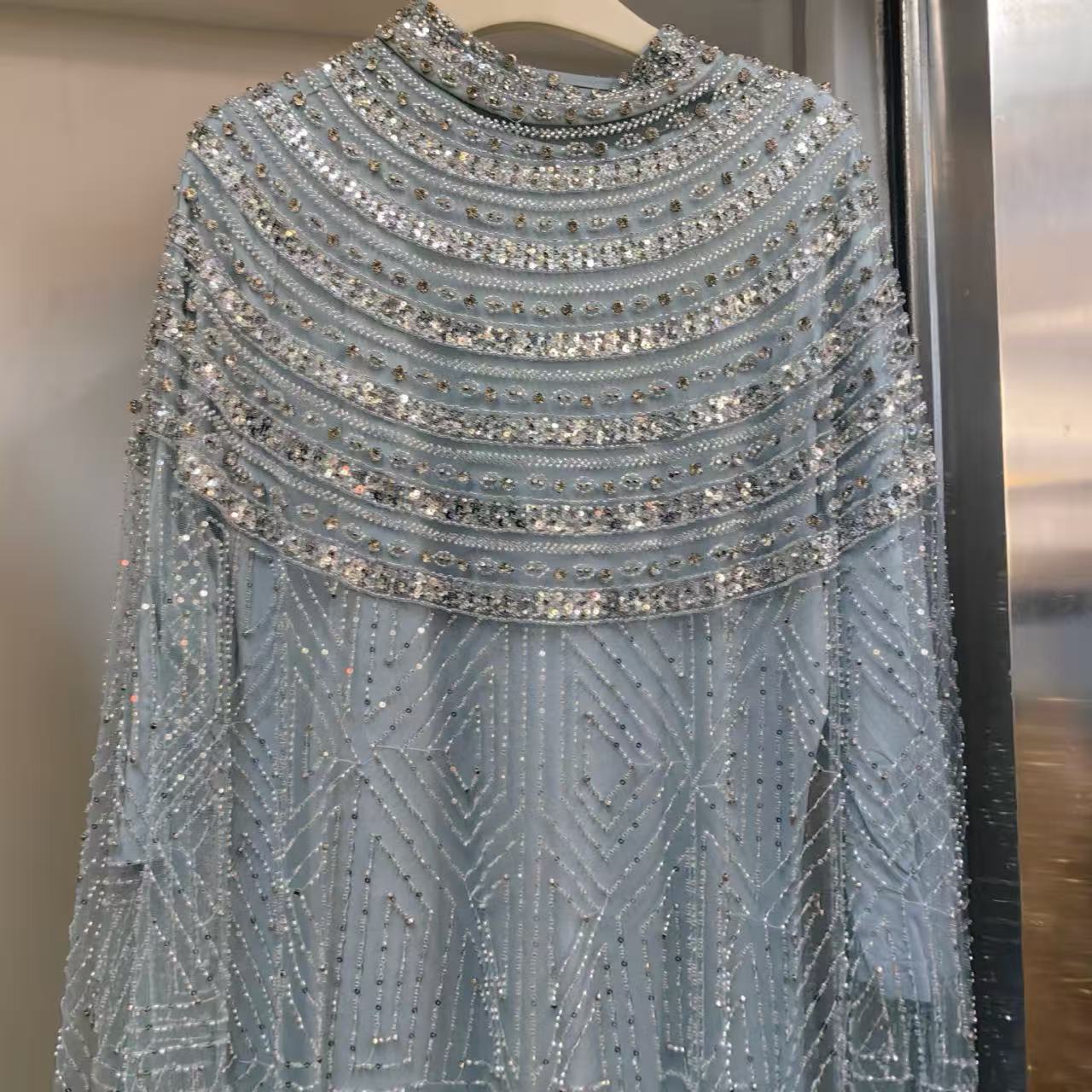 Vestido celeste bordado con lentejuelas y pedrería
