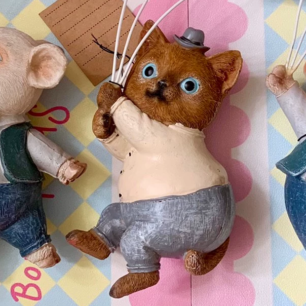 รูปแกะสลักบี