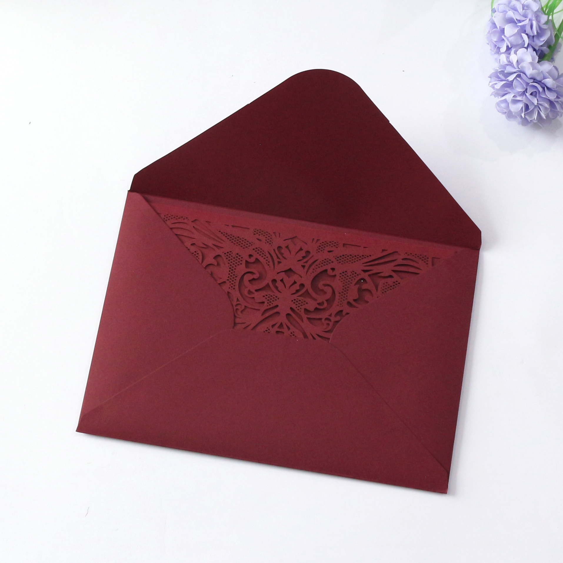 สีแดงเข้ม