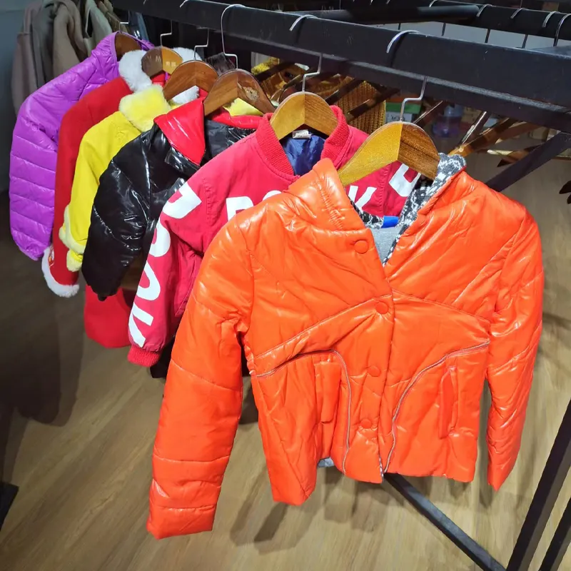 Vendita calda giacca invernale usata per bambini vecchi vestiti usati per l'usato balle di abbigliamento di seconda mano per bambini misti