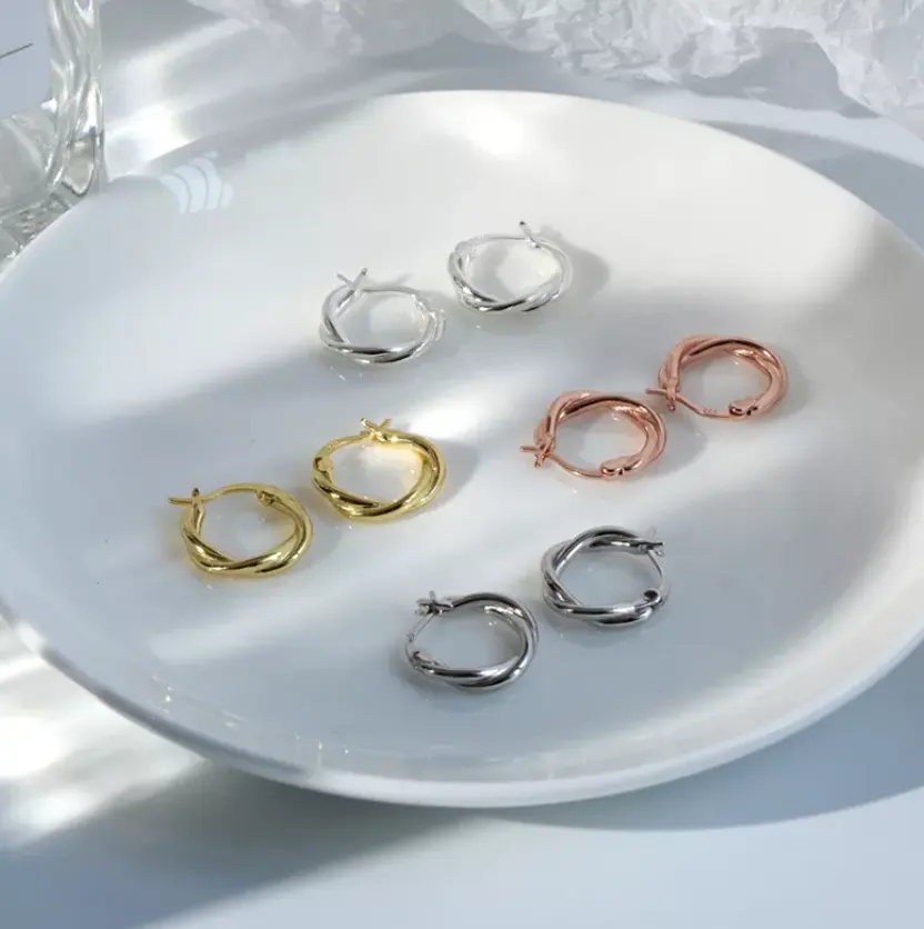Gioielli di moda europei minimalisti orecchini a cerchio intrecciati in oro 18 carati orecchini in argento da donna stile rivista alta