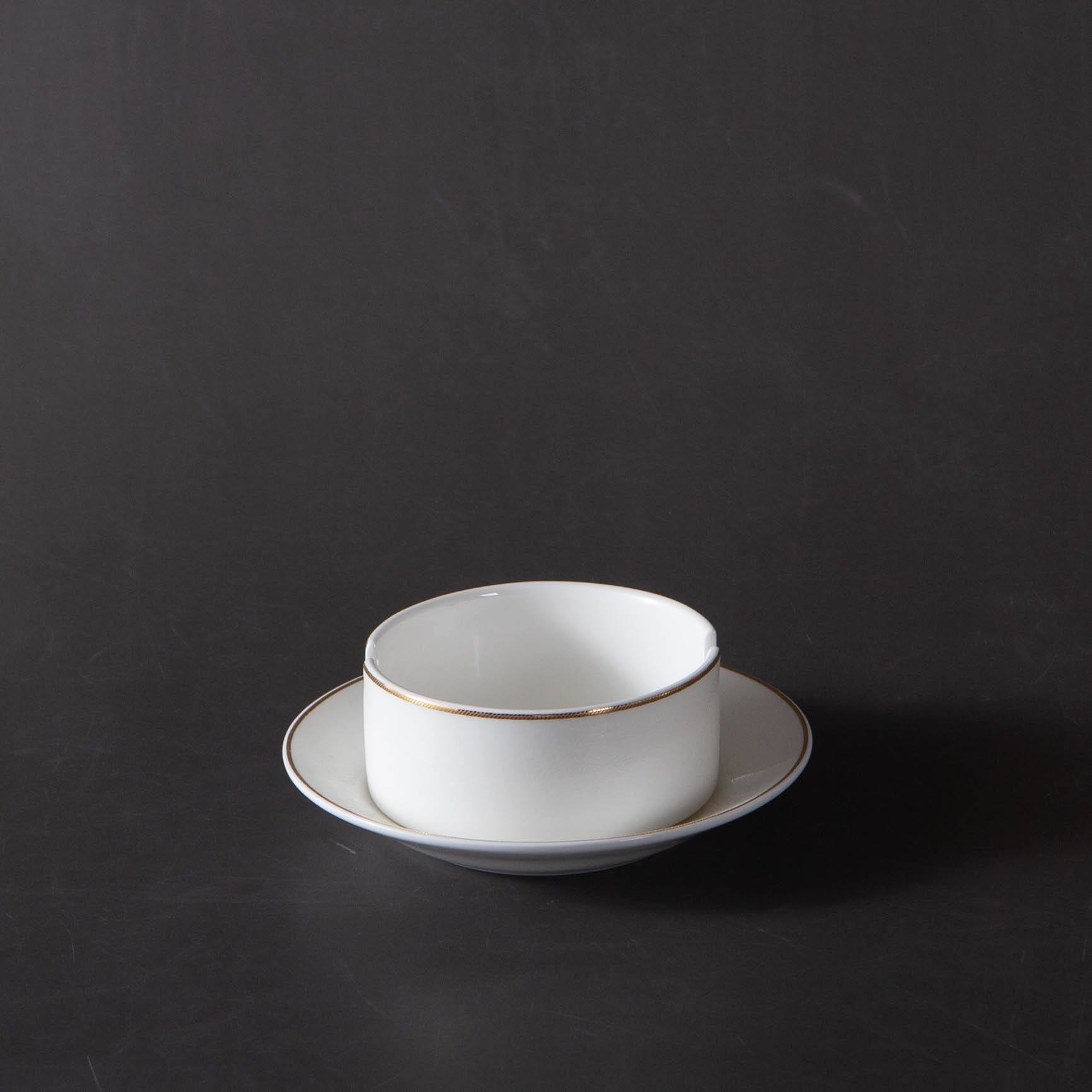 The ashtray comes with a dish