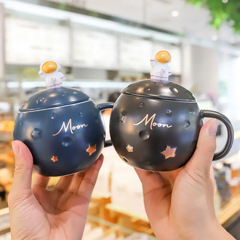 Tazas de cerámica de luna con tapa, cuchara creativa, vasos para beber Space Walk, tazas de té de agua de 400ML, taza de café Kawai con astronauta del planeta