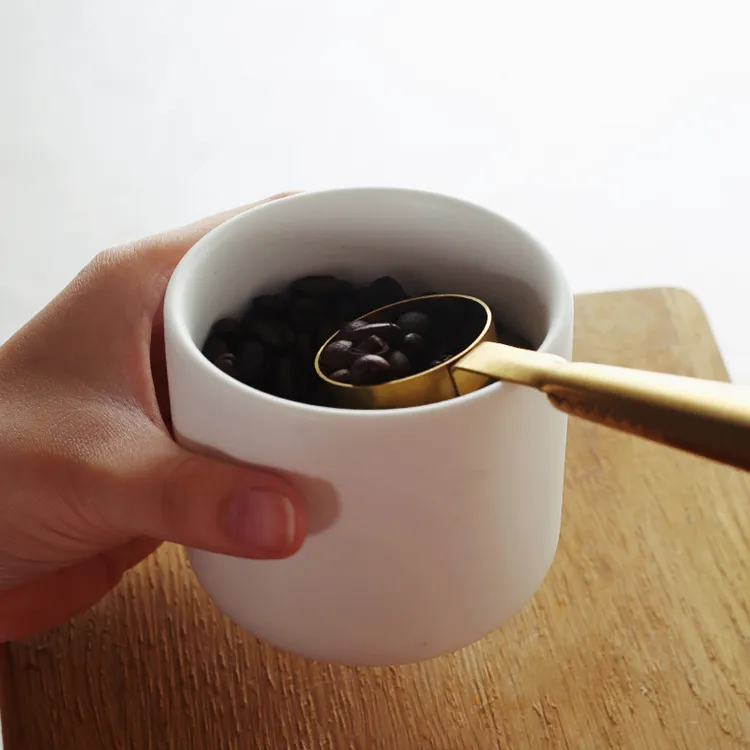 Benutzer definierte versiegelte Mini große Lebensmittel Gewürz glas Nordic Matte White Black Keramik Gewürz Vorrats behälter
