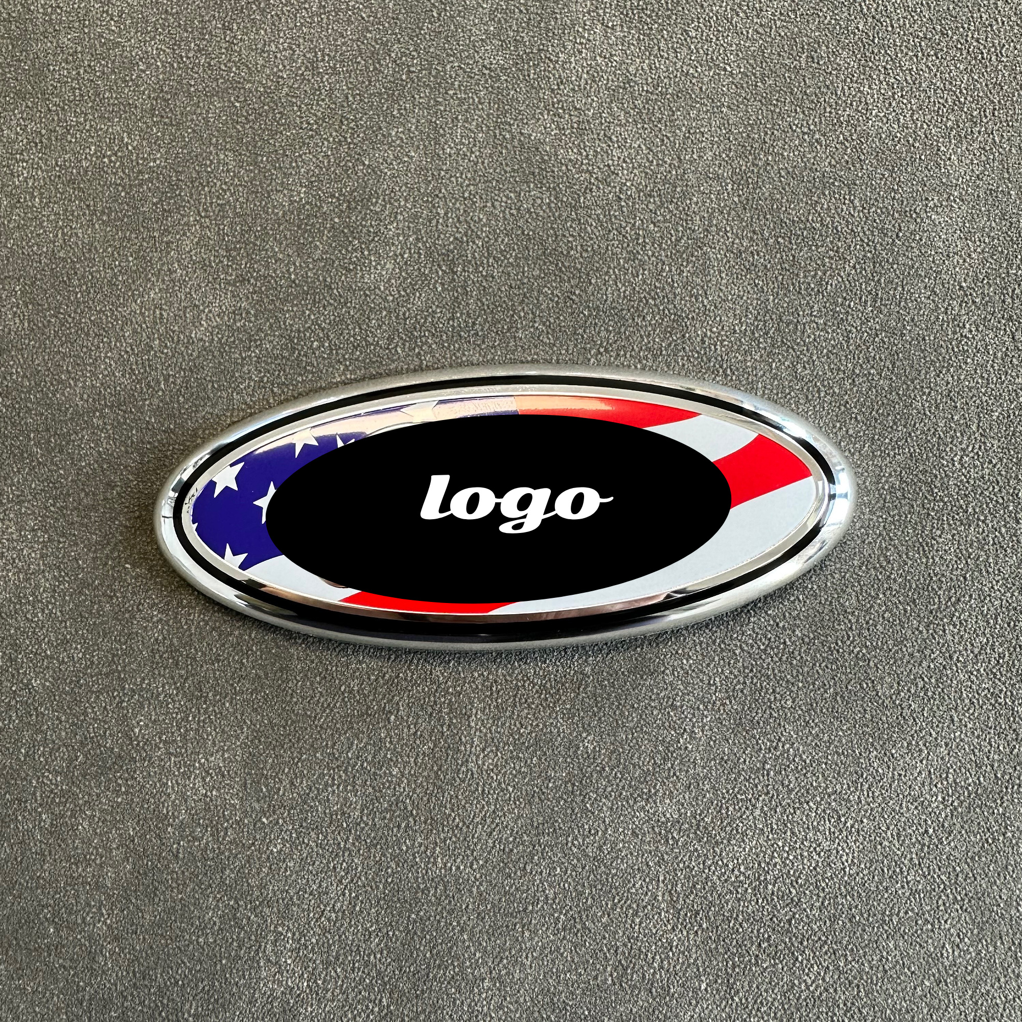 insignia de color + logotipo plateado