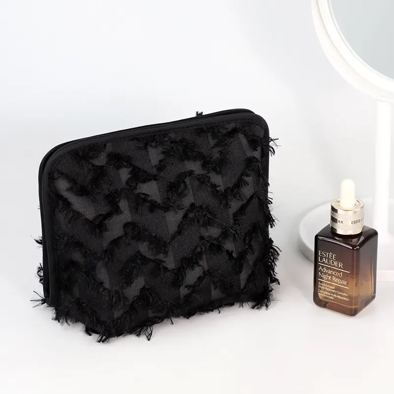 2024 conception noir matelassé tissus en vedette imperméable grande capacité Portable personnalisé Polyester sacs à cosmétiques
