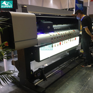 1.8เมตรม้วนม้วนเครื่องพิมพ์ UV สำหรับพีวีซีกาวไวนิลฟิล์มใสที่มีประสิทธิภาพสูง