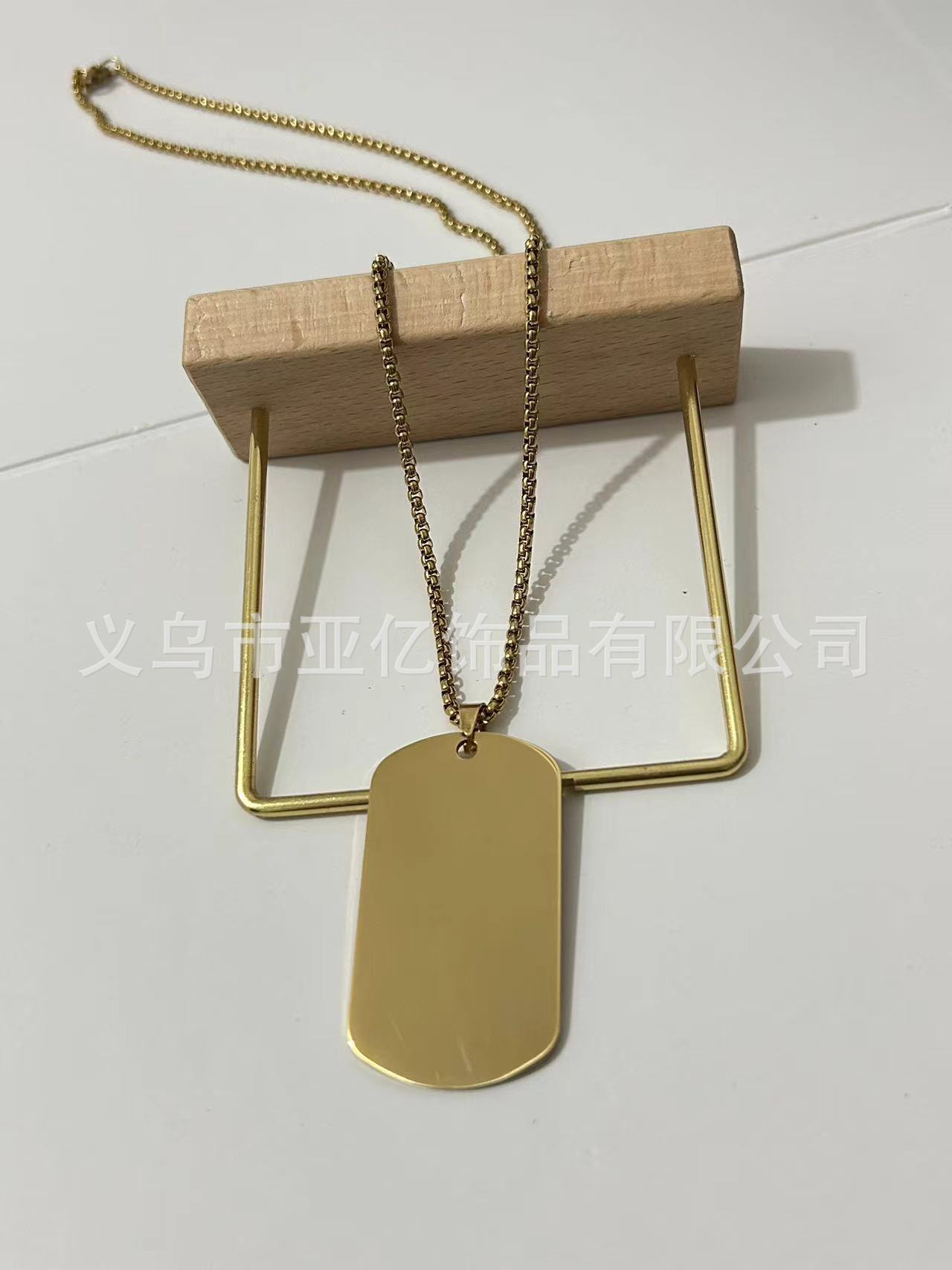 Cadena de oro + perlas cuadradas