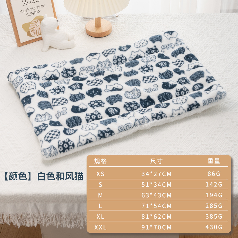 Chat blanc de style japonais