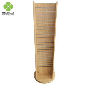 Personalizzato vendita al dettaglio negozio di pavimento in piedi di legno rotante slatwall display stand con ganci appesi - Product Image 2