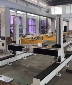 Sistema de robot de selección y colocación de pórtico con elevador de vacío de brazo eléctrico y manipulador de polígono con componentes de motor central - Product Image 3