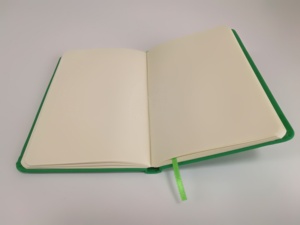 Venta al por mayor barato A6 PU cuaderno de cuero con banda elástica para estudiantes de escuela
