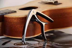 SOLOファクトリーダイレクトギターカポ、ストリングアップ機能付き亜鉛合金素材ギターカポでしっかりと固定 - Product Image 5
