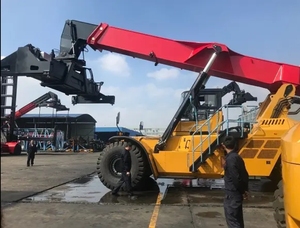 Famosa marca 45 toneladas Reach Stacker SRSC45H1 Manipulador de contenedores con alta calidad - Product Image 3