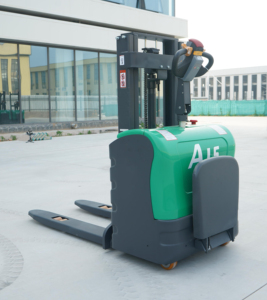 1.5T自動電気スタッカーパレットトラック3Mリフト高さバッテリースタンドオンフォークリフト新プラットフォーム