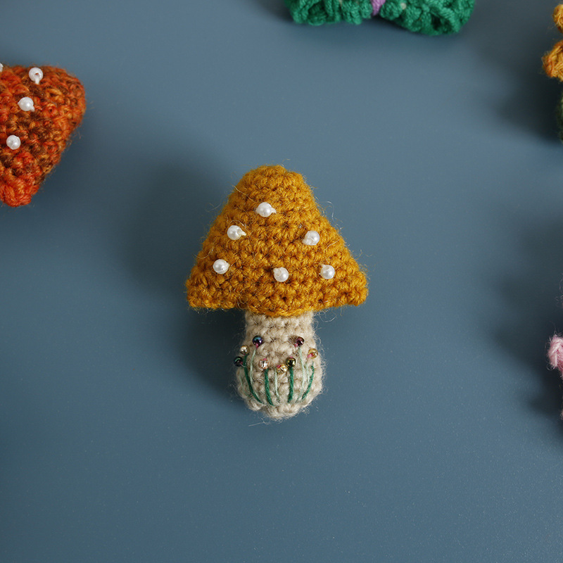 Broche champignon brodée jaune