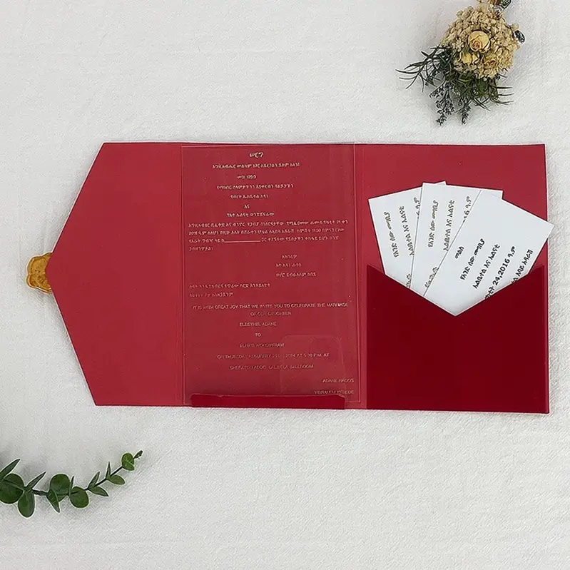 शादी, जन्मदिन की पार्टी के लिए मुद्रित ऐक्रेलिक निमंत्रण कार्ड के साथ निजीकृत कस्टम सुरुचिपूर्ण लाल मखमली पॉकेट फोल्ड लिफाफा