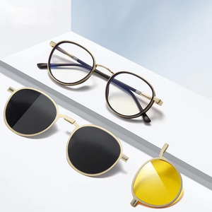 Của nam giới phân cực gấp từ Snap-On Kính mát với được xây dựng trong cận thị chỉnh ống kính và ba-trong-một thiết kế. - Product Image 1