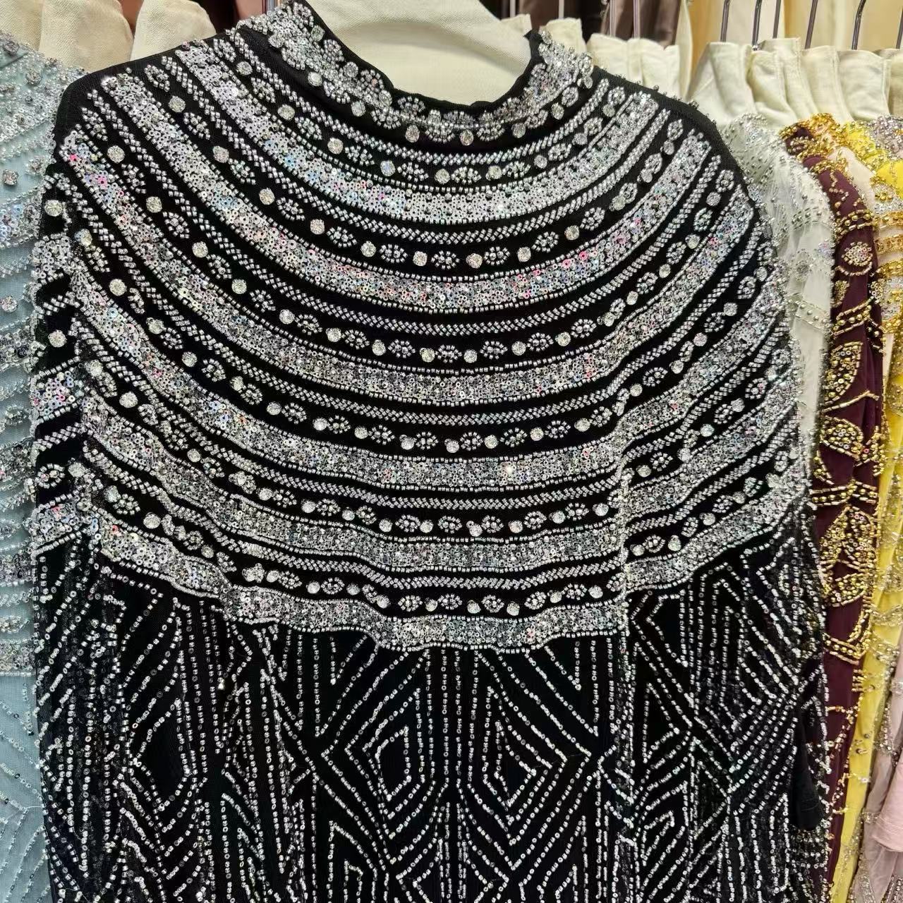 Vestido negro plateado bordado con lentejuelas y pedrería.