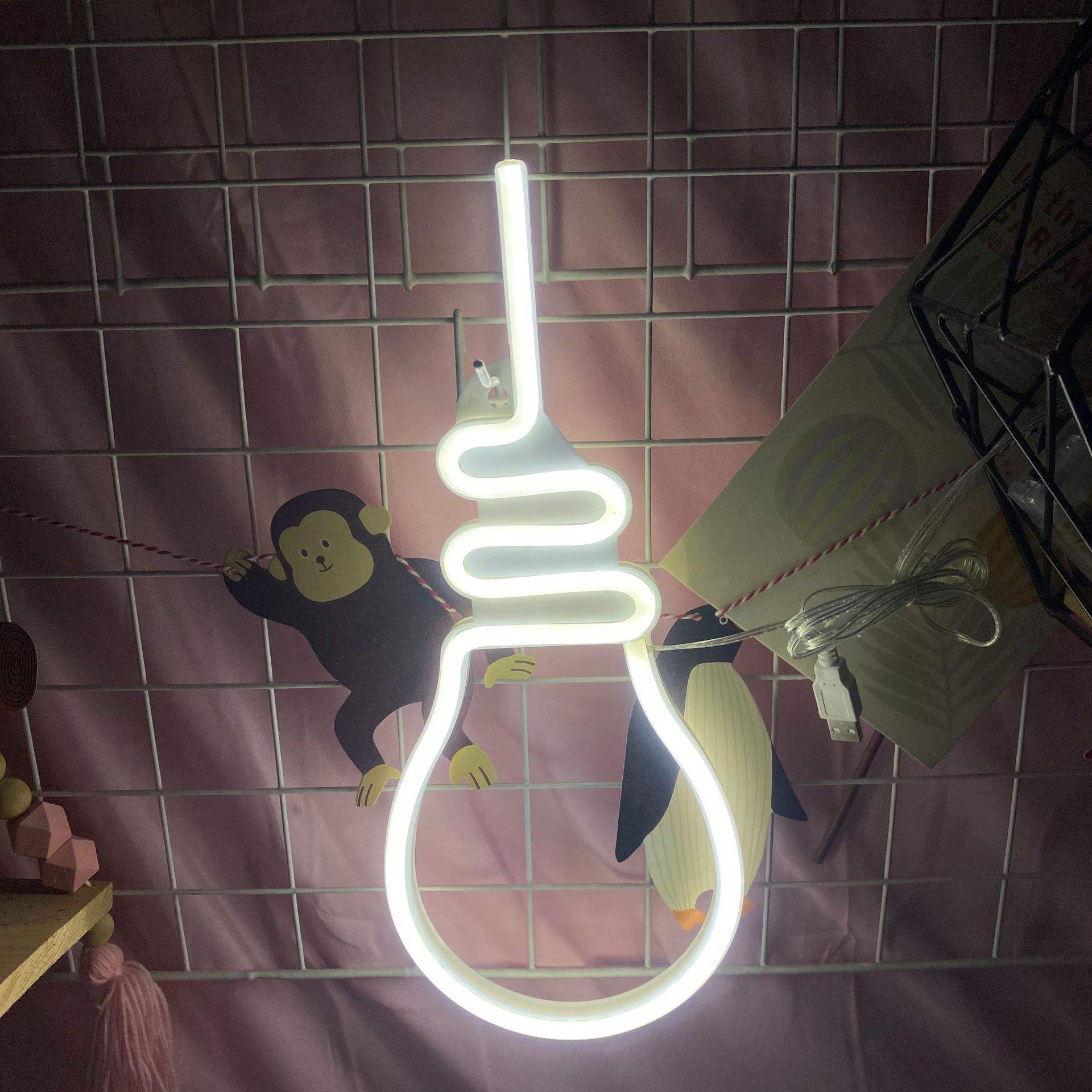 Bombilla de luz nocturna es blanca