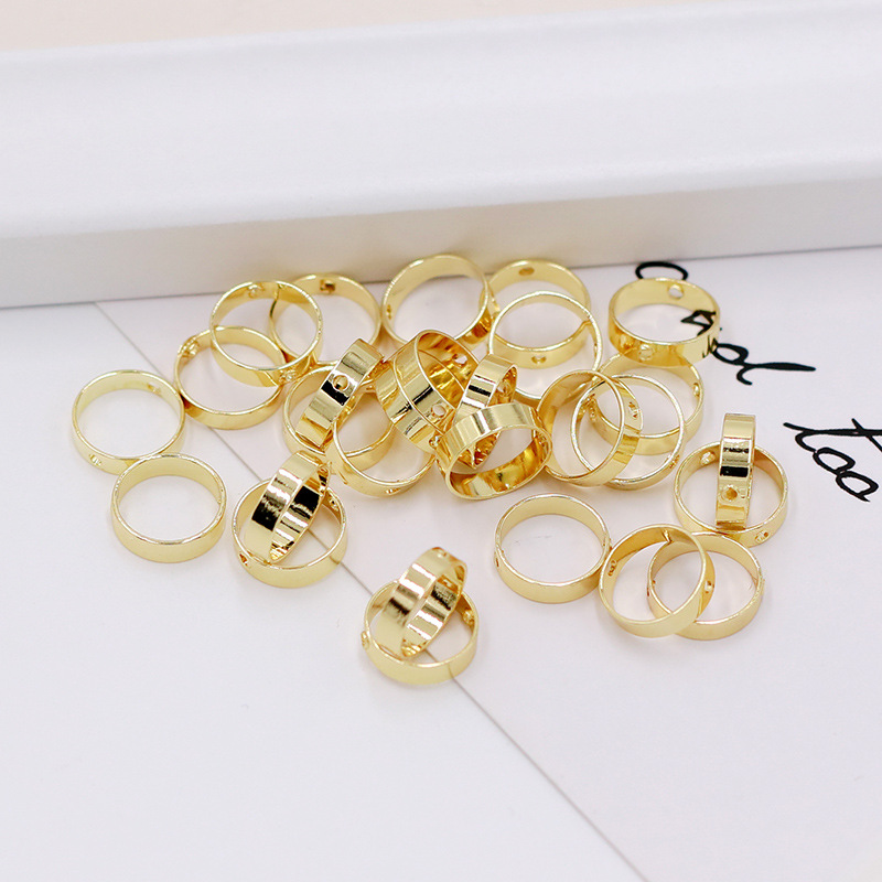 Anillo de cobre bañado en oro de 14 quilates con dos agujeros para abalorios.