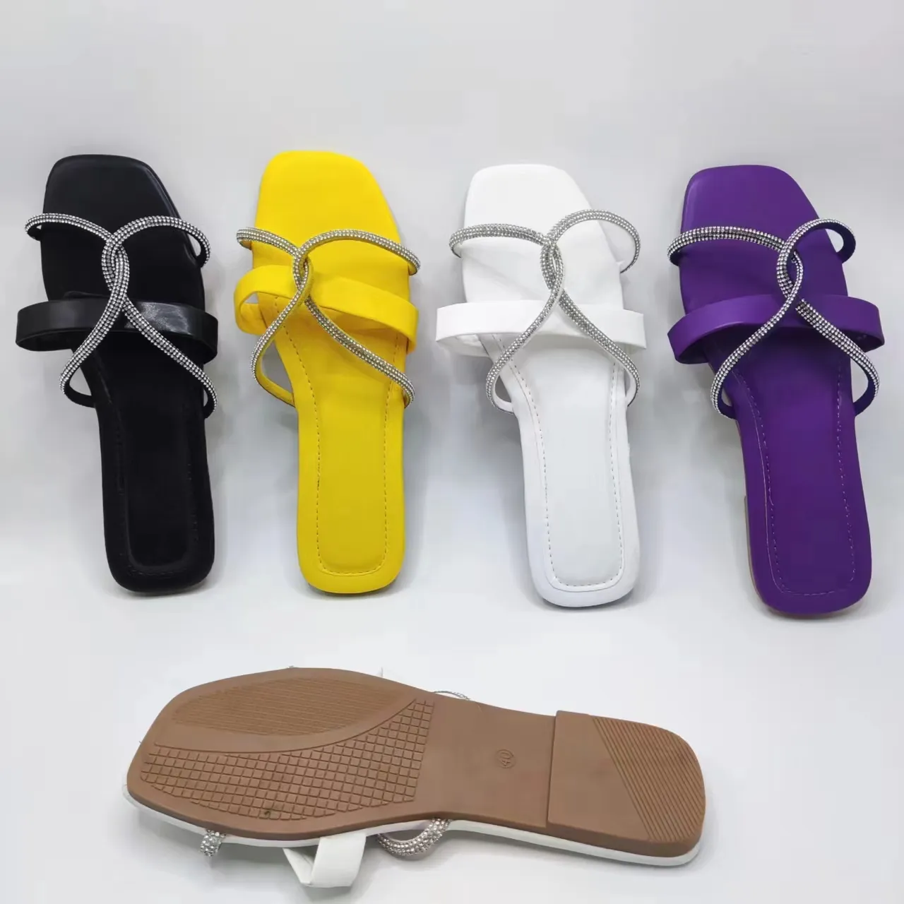 2023 baru trendi berlian imitasi Chic pompa pantai kulit sandal sandal kasual sepatu datar penjualan laris seksi musim panas PU untuk wanita dan wanita
