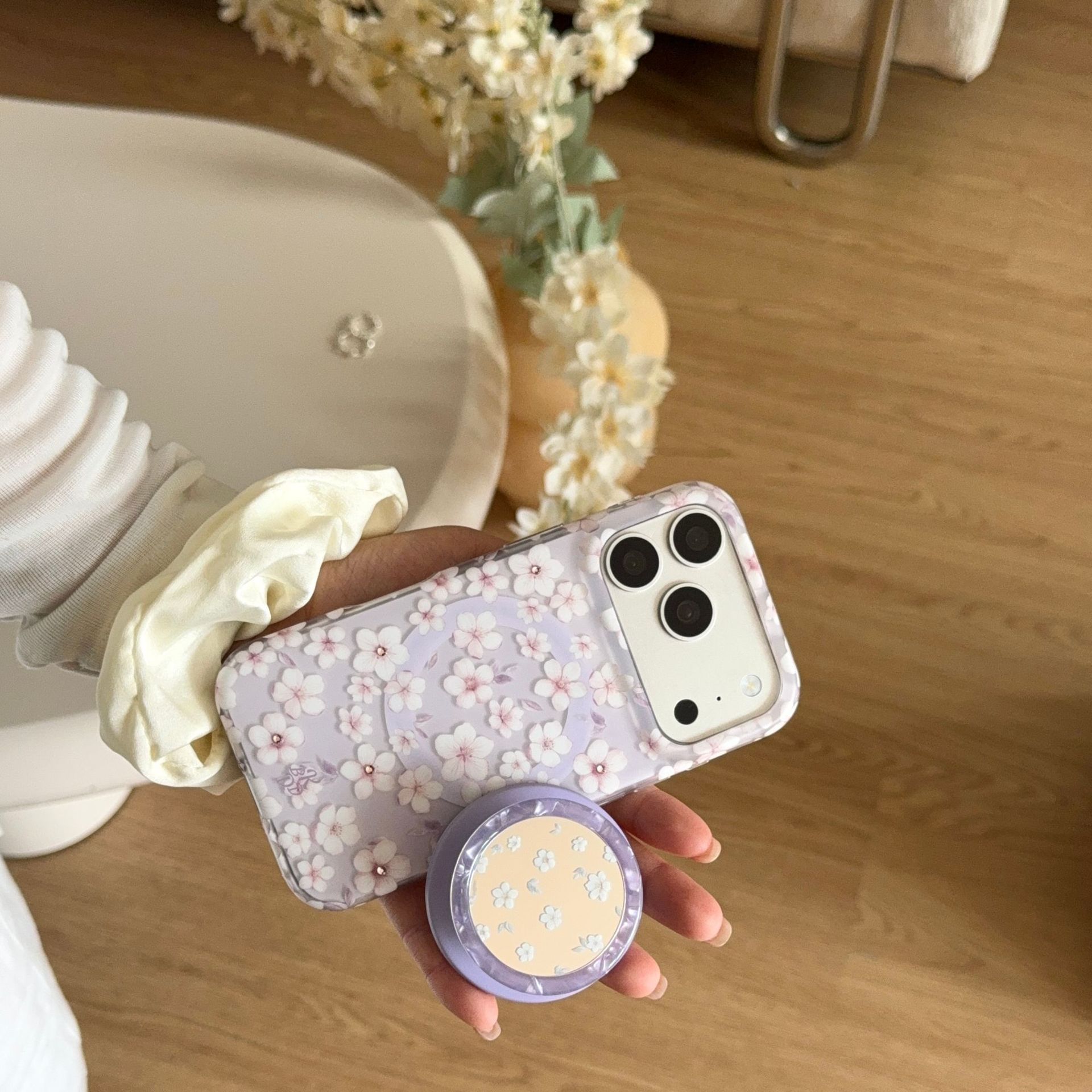 Soporte magnético para espejo con flor blanca pequeña, pantalla completa púrpura.