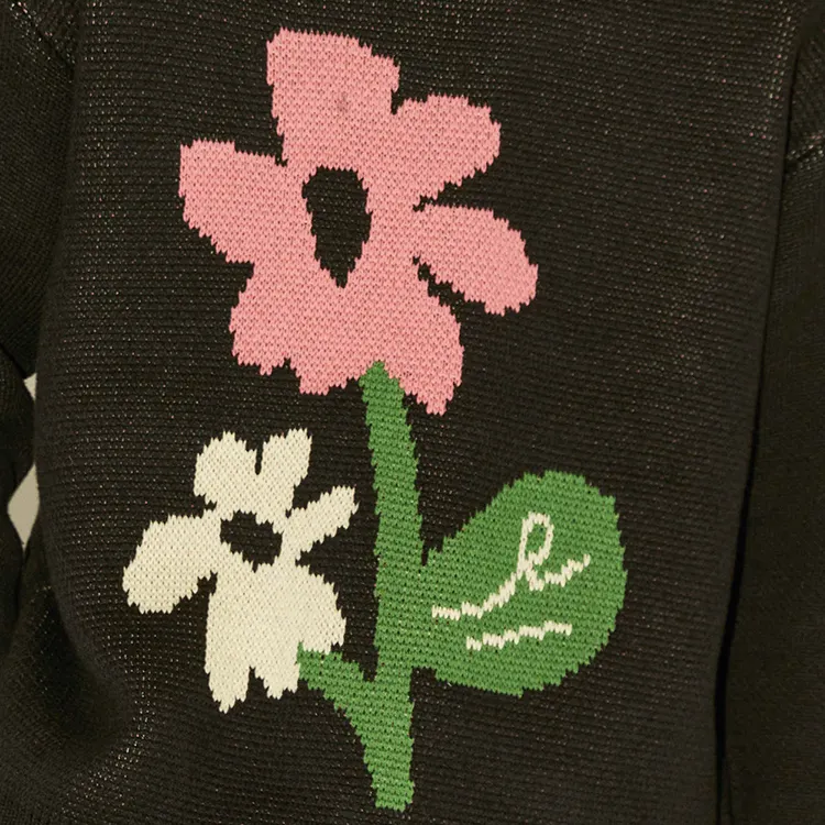 Мужской свитер с круглым вырезом и цветочным логотипом
