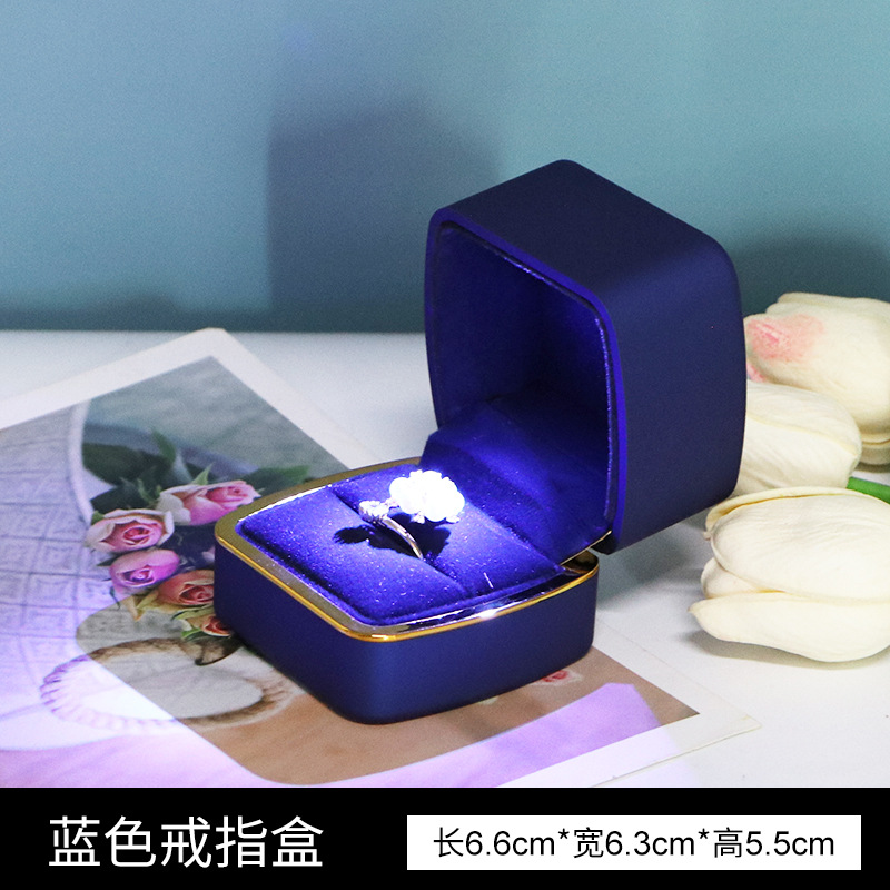 Boîte à bague bleue, ronde, avec lumière bleue.