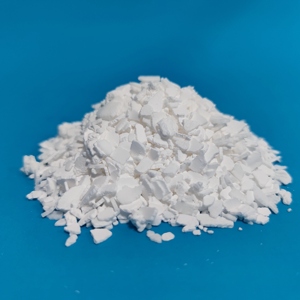 رقائق كلوريد الكالسيوم من الدرجة الصناعية-52-4 لمعالجة مياه الخنازير ومحلول تغذية حيوانات المزرعة MF CaCl2 - Product Image 1