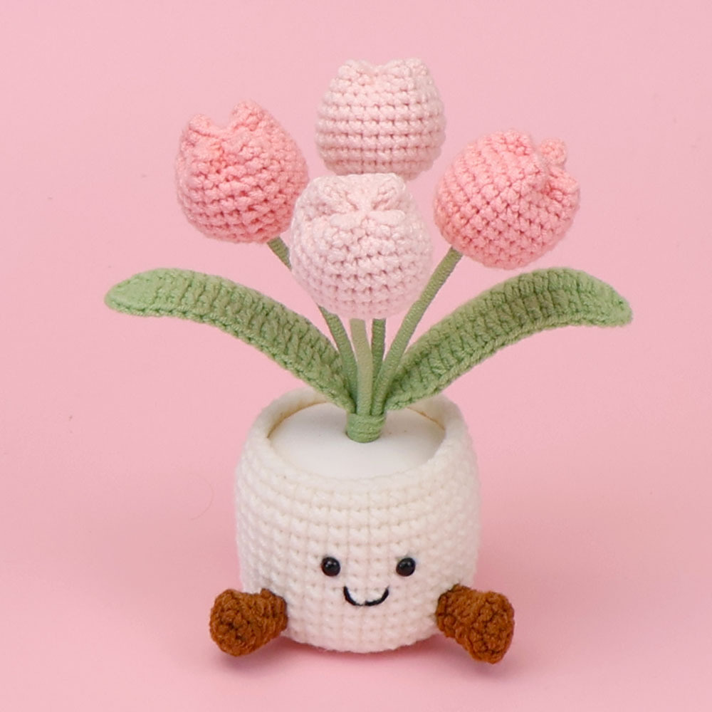 Neige cinq dégradé rose, 4 tulipes, pot en fil de laine blanc duveteux.