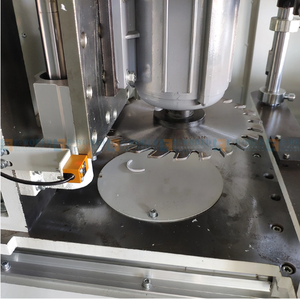 Nuevo diseño que trabaja con la máquina de limpieza de esquinas CNC para los programas de puertas ganadoras de PVC Máquina de limpieza de esquinas automática CNC