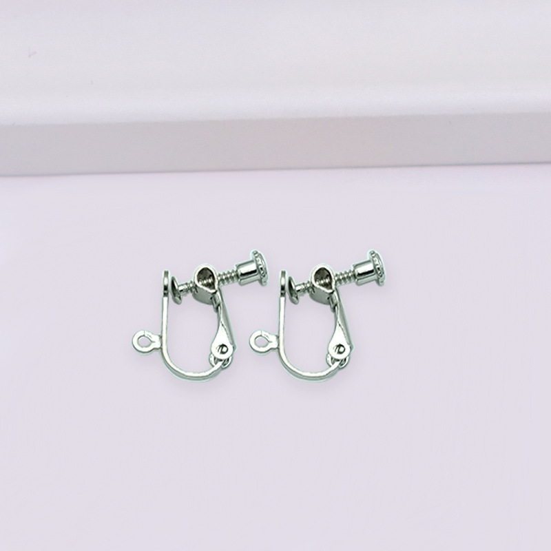Clips para orejas con tornillo de cabeza plana en oro blanco.